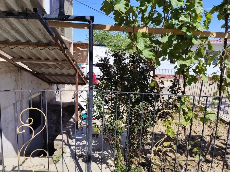 Продаю срочно квартиру без ремонта. Ориентир шохбекат базар.