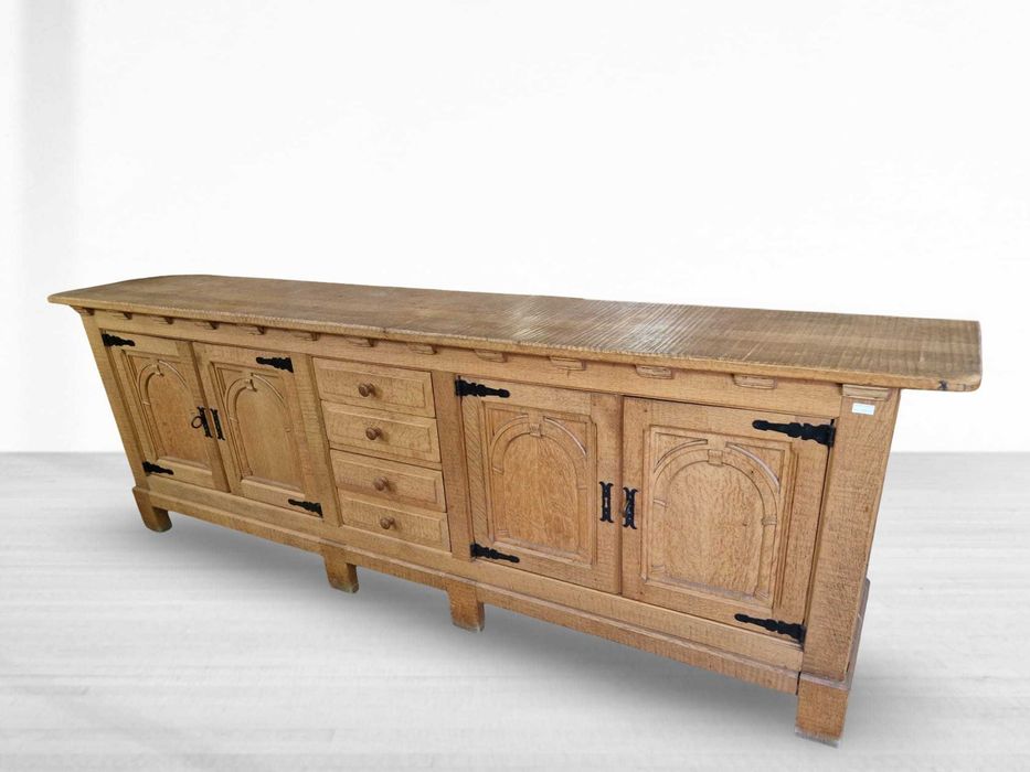 Много здрав и масивен бюфет от бял дъб и метален обков