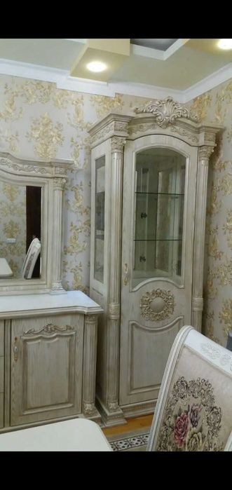 Яхши (янги) холатда стол стул (12 талик), камод, 2 та пеналь сотилади