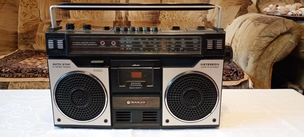 Radio-casetofon Sanyo M-4100 LU
