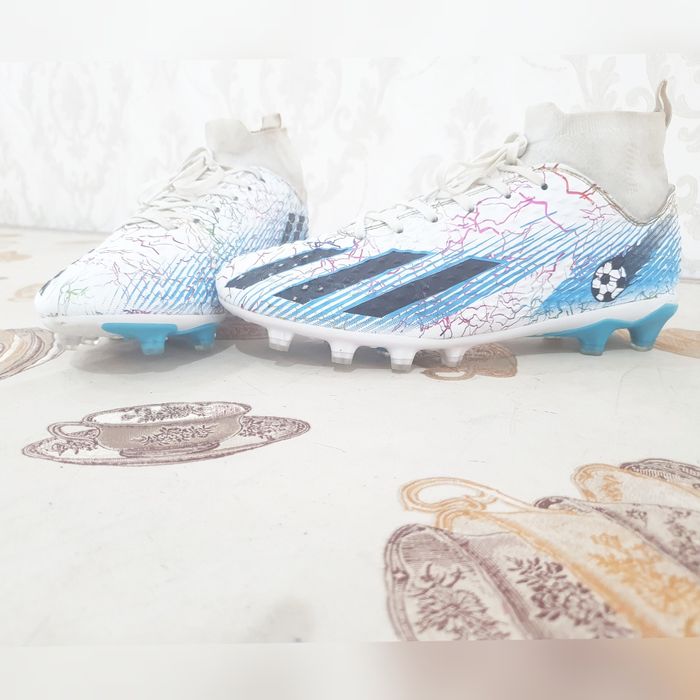 Futbol uchun tishli butsi