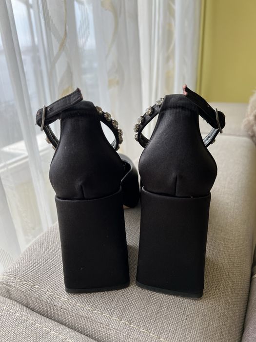 Сатенени обувки на ток с каишка