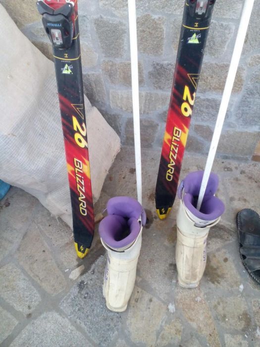 Ски комплект ски с автомати, ски обувки и щеки