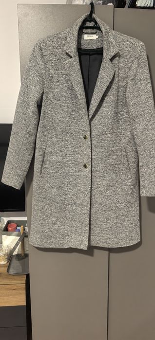 Продавам дамско сако размер 40.Носено 2-3 пъти, цена25€.