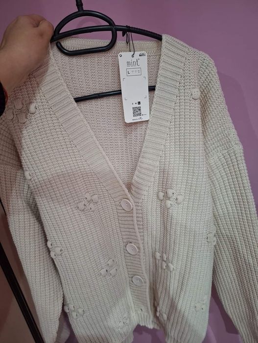 Дамска жилетка в мръсно бял цвят