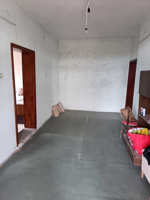 Масивна двуетажна къща в село Младиново