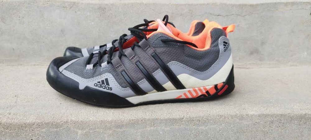 Продават се Adidas