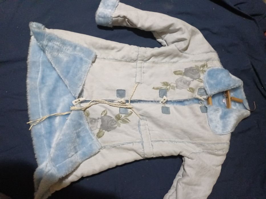 Поодам пальчиком на девочку