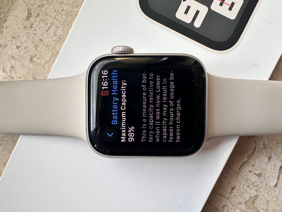 Apple Watch SE 2 • 40 mm • Starlight • Baterie 98%