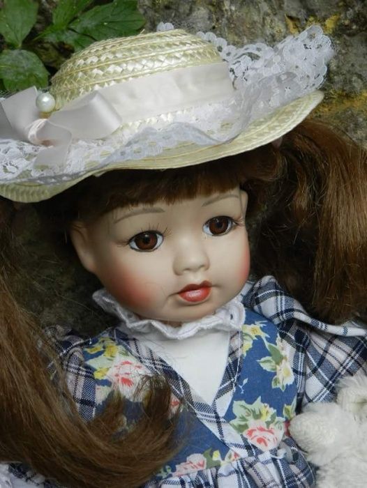 Pret redus, papusica din portelan fin ,grasuna si haioasa.