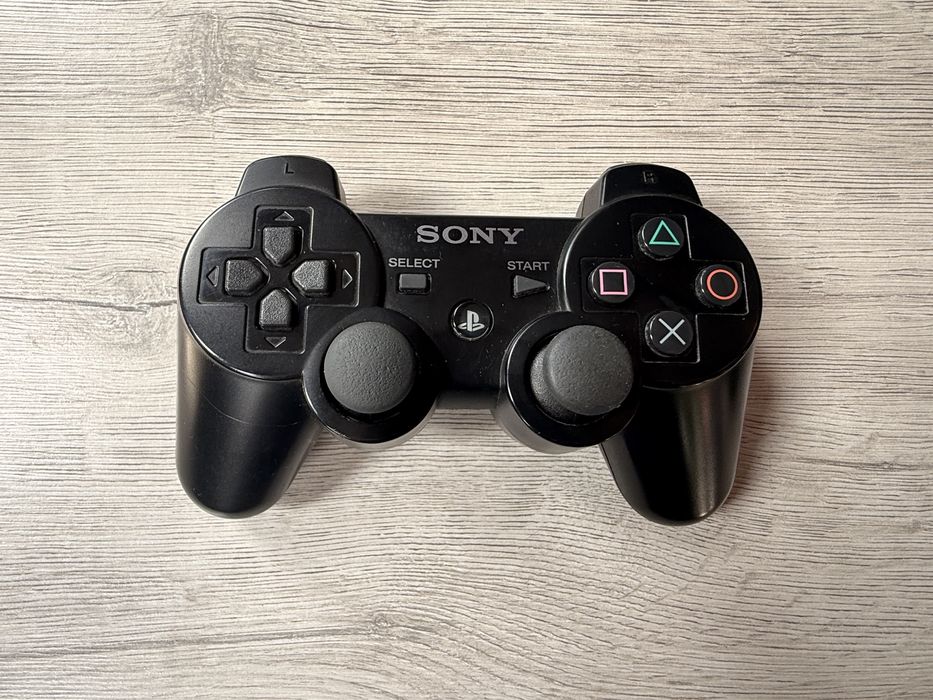 Vând controller Playstation 3 care merge prin Bluetooth si cablu