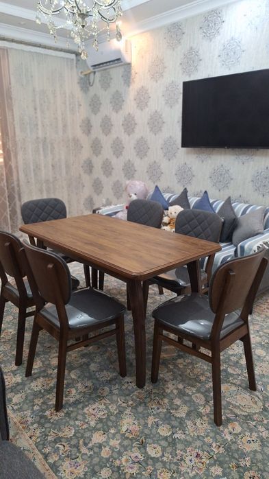 Стол-стул комплект . 1 стол ; 6 стульев .