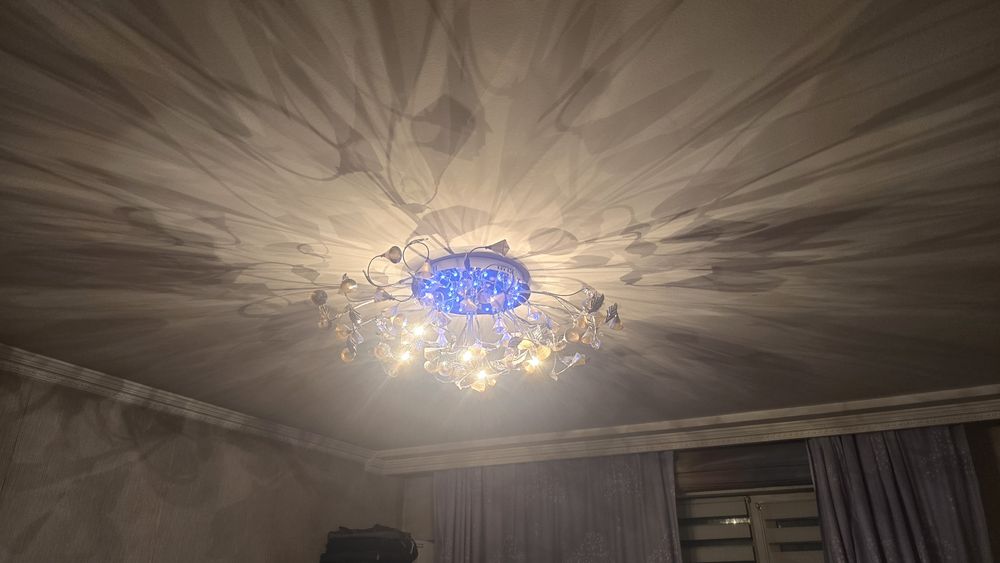 Продам красивую люстру