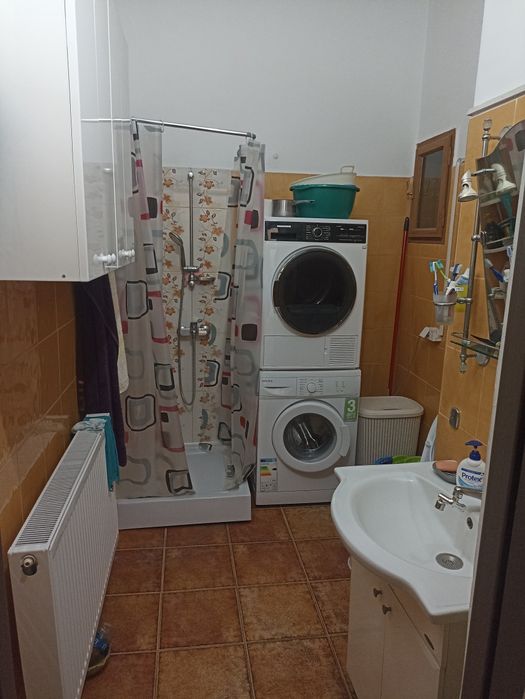 Vând apartament 2 camere, curte comuna, ultracentral