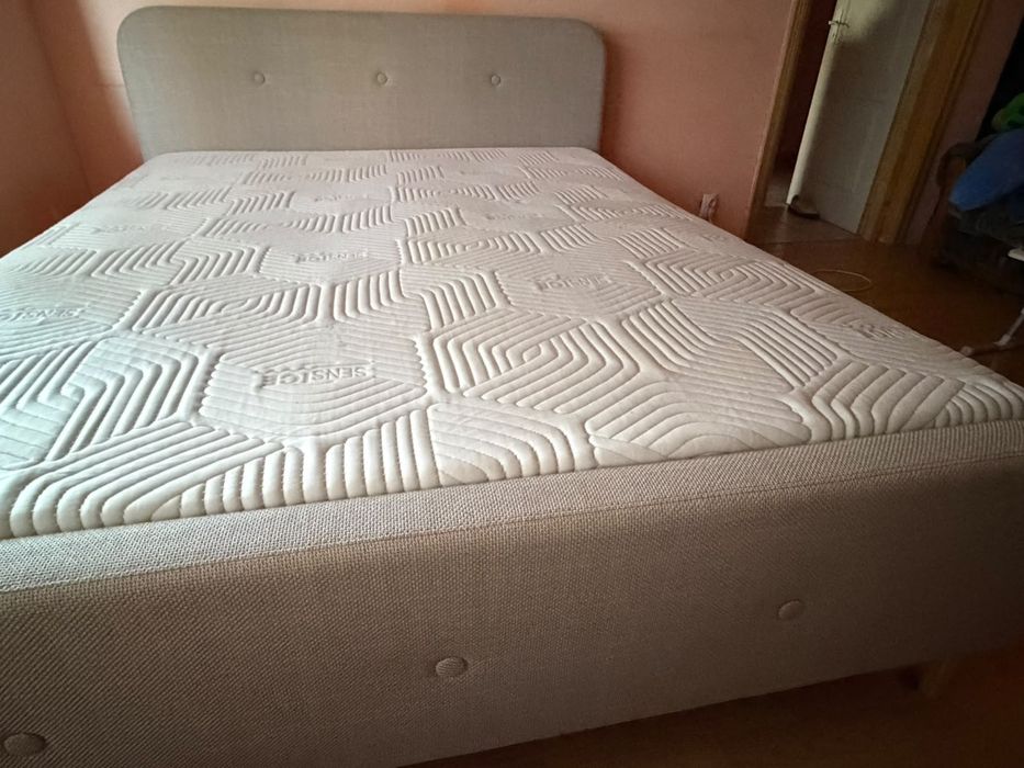 Pat dormitor jisk folosit 6 luni.Il vând din cauza mutării în alt oraș .Saltea dream zone cu husă detașabilă.