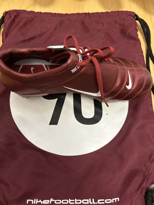 Ține-ți echilibrul pe stilul vechi ! Ghete fotbal nike zoom total 90 !