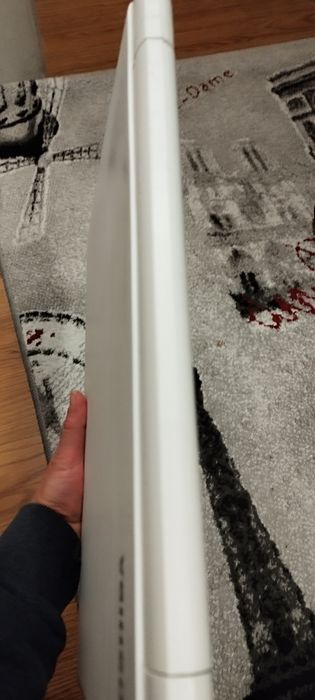 Бял лаптоп Toshiba