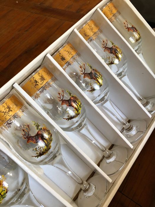 Много наборов посуды