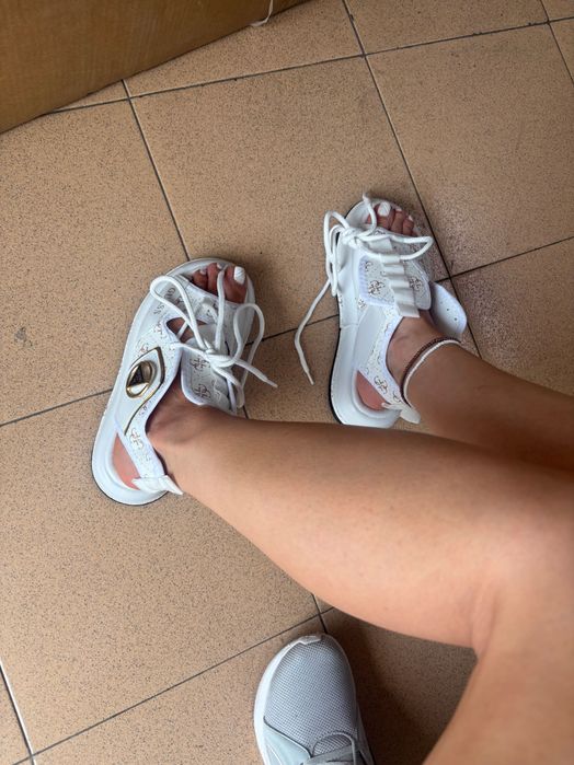 Бели сандали Guess