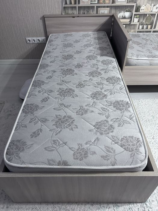 Продаётся 2 кровати,и 2 матраса