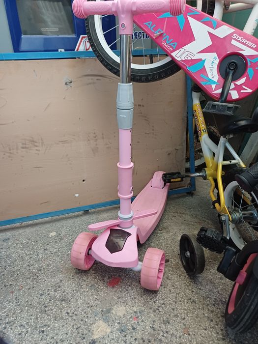 Детска тротинетка със звук и светлина