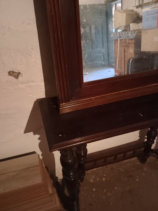 Oglinda cu ramă de lemn