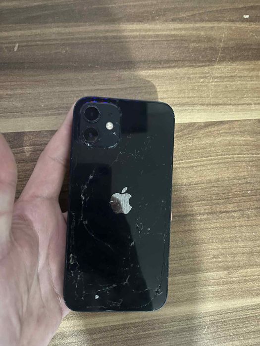 Vând iPhone 12 în stare bună