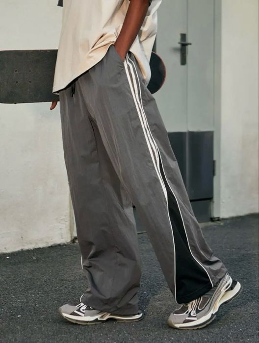 Штаны широкие.