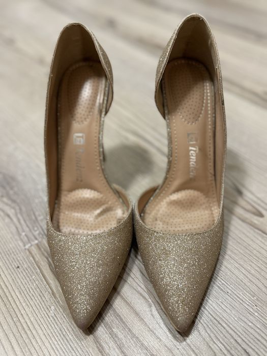 Блестящи обувки с ток