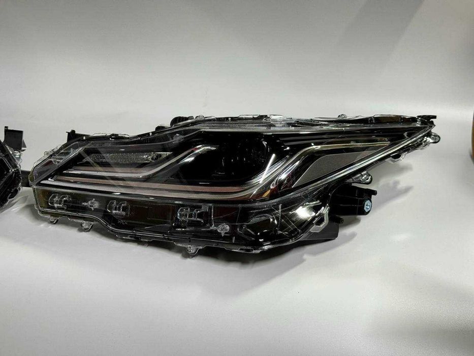 Передние фары Toyota Corolla