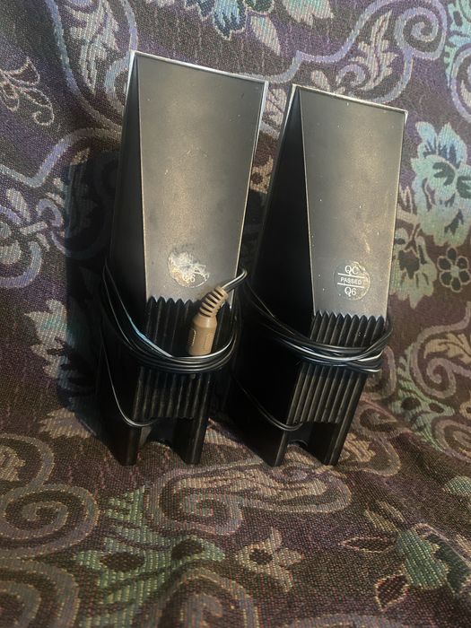 Vand boxa cu fir la priza