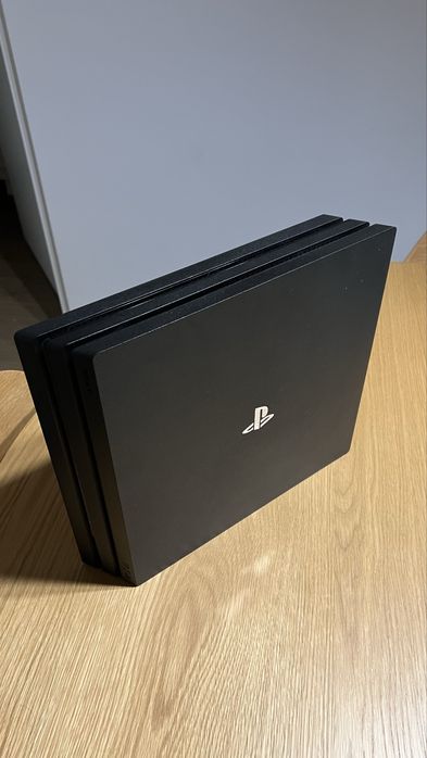 PlayStation 4 Pro 1TB Negru | 2 Controllere | Stand încǎrcare