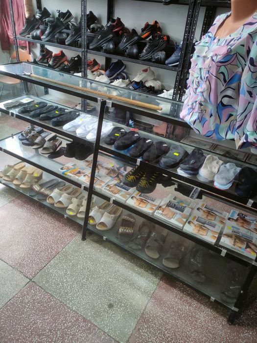Rafturi și vitrine de vânzare
