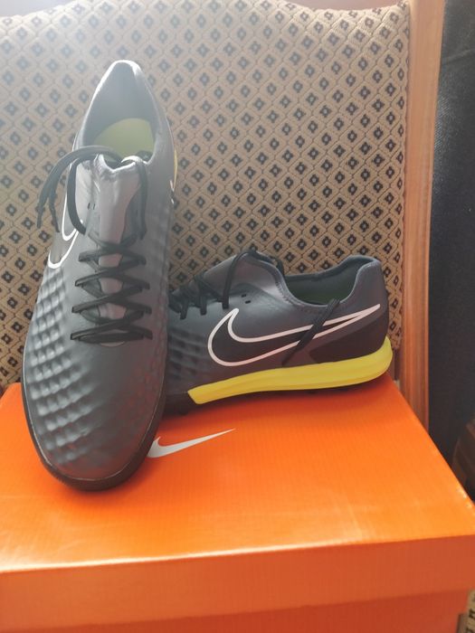 Adidași fotbal, NIKE premium; MAGISTAX
