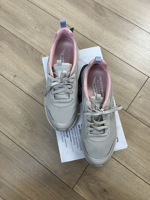 Продаются кроссовки Skechers ArchFit.