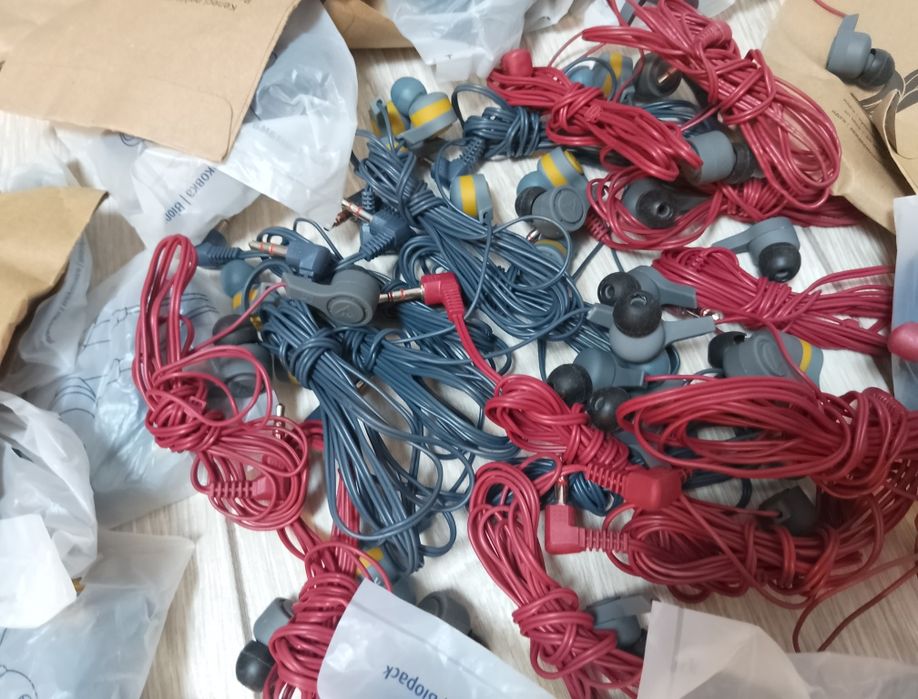 Карманные проводные наушники.