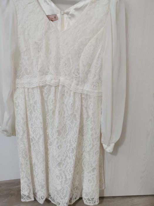 Vând rochiță alba pentru gravida