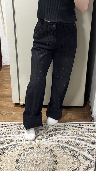 Блестящие джинсы как раз в моде