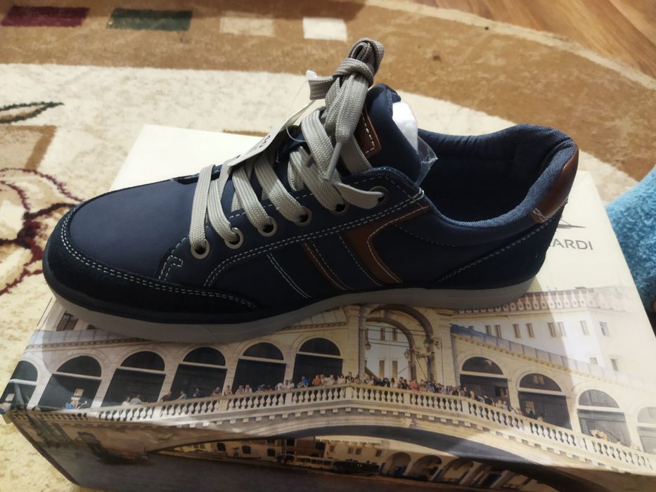 Продаётся кроссовка