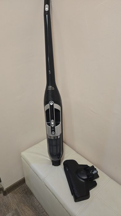 Безкабелна прахосмукачка Bosch, за части . Повредена е главата.