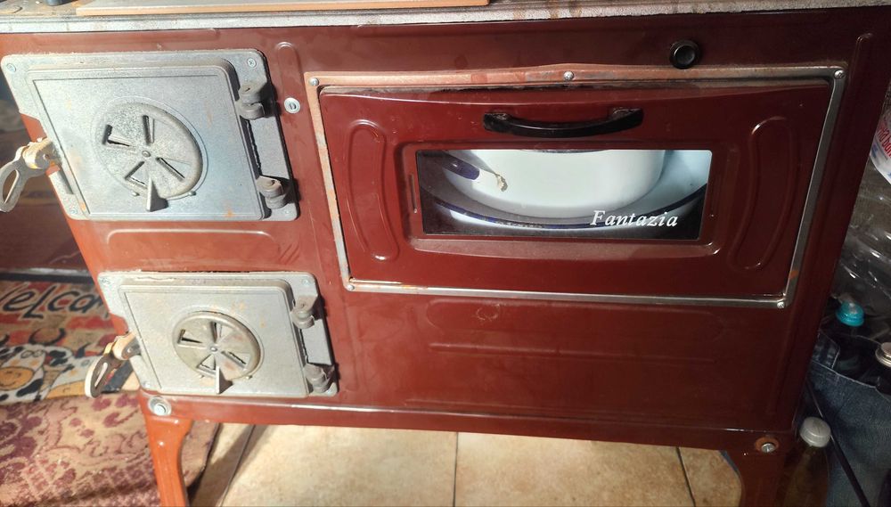 Готварска печка на твърдо гориво ФАНТАЗИЯ чугунен крак, с чугунен плот, емайлирана