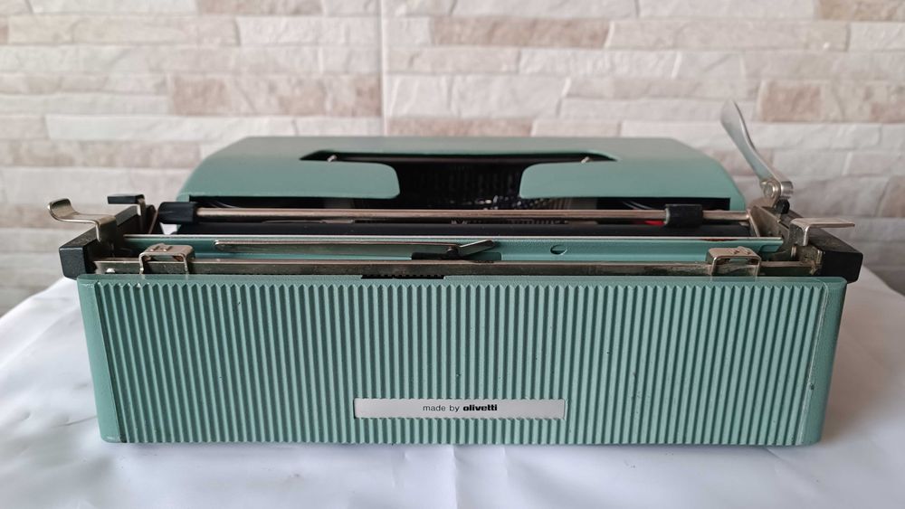 Стара колекционерска пишеща машина Olivetti Lettera 32 - Italy- 1960" год.