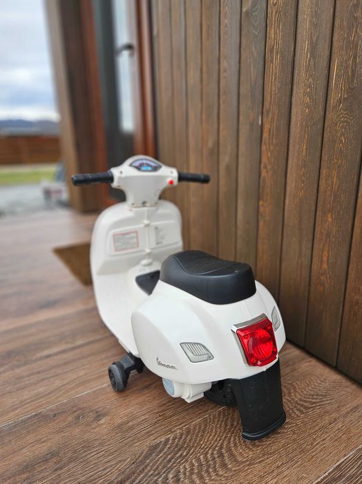Vespa Motocicleta Electrica pentru Copii Baterie 6V Faruri si Claxon 18-36 luni Alba
