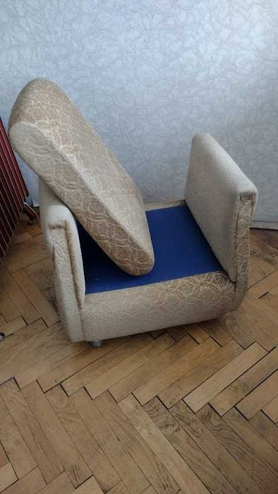 Триместен диван, който се разгъва до спалня и две табуретки