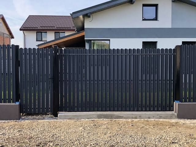 Garduri si porti din sipca metalica, panouri stil jaluzele, tabla cutata, plasa bordurata si alte modele