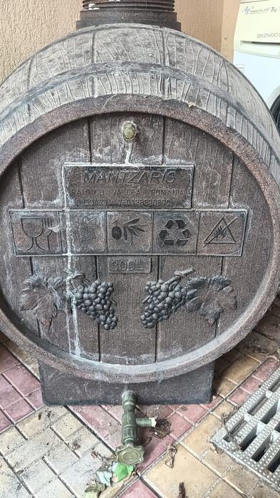 Vând butoi 300 litri