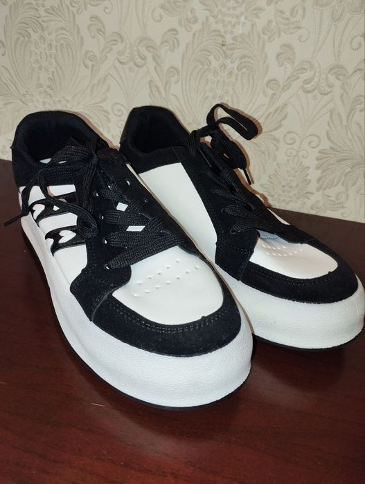 КРОССОВКИ новые + коробка