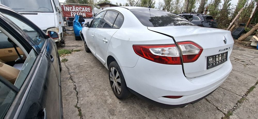 Dezmembrez Renault Fluence 1.6 Benzina 2011