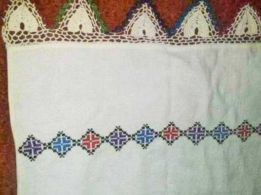 Fata de masa traditionala tesuta manual din canepa si cusuta manual in punct cruce, cu dantela macrame aplicata la capete