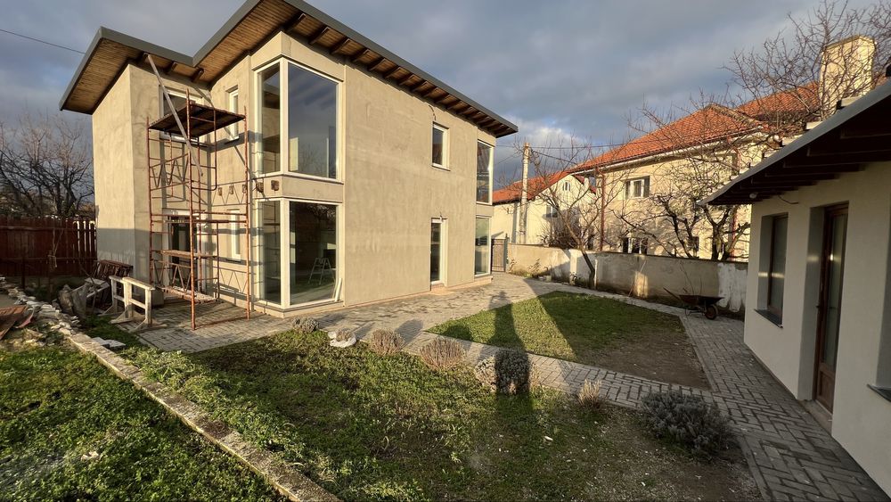 Casă noua aproape de lac